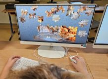 Wykonywanie i układanie w aplikacji JigsawPlanet puzzli.