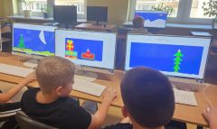 Uczniowie projektujący e-kartki z okazji Świąt Bożego Narodzenia.