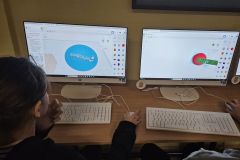 Uczniowie projektujący ozdoby świąteczne w programie Tinkercad.