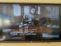 ekran z wyświetlonym napisem - Konkurs Wiedzy „Spotkanie z Marią Skłodowską-Curie” i portretem noblistki