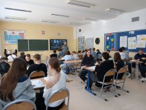 pracownia szkolna, uczniowie pogrupowani w zespoły dwu/trzy osobowe biorą udział w konkursie wiedzy