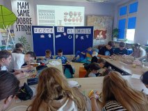 Dzieci wykonują zadanie matematyczne, którego treść dotyczy mitologii.