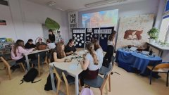 Uczestnicy zajęć konstruują bogów XXI wieku z klocków LEGO.