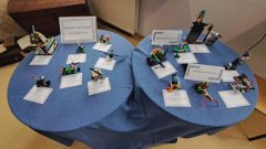 Bogowie XXI wieku zbudowane z klocków LEGO wyeksponowane na wystawie.