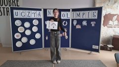 Dziewczynka pokazuje atrybuty Apolla