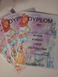 Dyplomy dla uczestników akcji Dzień Postaci z Bajek, ozdobione w kolorowe sylwetki bakowych bohaterów.