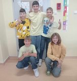 Grupa uczniów- wszyscy z zaakcentowanym kolorem żółtym w swoich ubiorach.