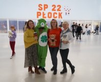 Opiekunki Samorządu Uczniowskiego ze swimi przytulankami w towarzystwie nauczycielki przebranej za zieloną maskotkę.