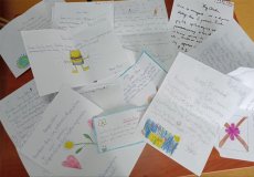 kolorowe, odręcznie napisane listy i rysunki (np. kwiaty, serca, postacie i symbole) rozłożone na stole. Są to  prace dzieci, zawierające pozytywne wiadomości i ilustracje skierowane do osób borykających się z depresją.