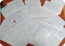 kolorowe, odręcznie napisane listy i rysunki (np. kwiaty, serca, postacie i symbole) rozłożone na stole. Są to  prace dzieci, zawierające pozytywne wiadomości i ilustracje skierowane do osób borykających się z depresją.