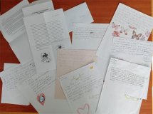 kolorowe, odręcznie napisane listy i rysunki (np. kwiaty, serca, postacie i symbole) rozłożone na stole. Są to  prace dzieci, zawierające pozytywne wiadomości i ilustracje skierowane do osób borykających się z depresją.