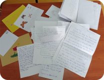 kolorowe, odręcznie napisane listy i rysunki (np. kwiaty, serca, postacie i symbole) rozłożone na stole. Są to  prace dzieci, zawierające pozytywne wiadomości i ilustracje skierowane do osób borykających się z depresją.