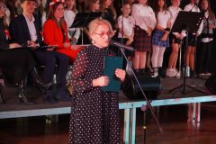 Dyrektor szkoły, pani Marlena Błachowicz wita gości zgromadzonych na koncercie.