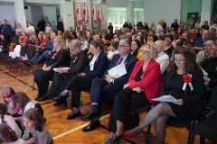 Publiczność zgromadzona na sali gimnastycznej.