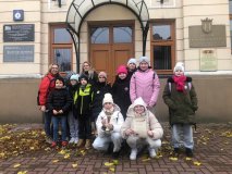 Pamiątkowe zdjęcie uczestników rajdu przed budynkiem Liceum Ogólnokształcącego  im. Wł. Jagiełły