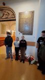 Uczniowie naszej Szkoły po złożeniu kwiatów i zapaleniu zniczy przy płycie upamiętniającej absolwentów Liceum Ogólnokształcącego im. Wł. Jagiełły poległych w obronie Ojczyzny.