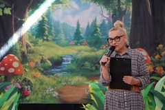 Pani Dyrektor Marlena Błachowicz dziękuje uczniom i nauczycielom za przygotowanie przedstawienia.