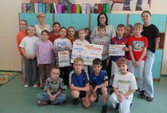 Grupowe zdjęcie uczniów klasy 2B wraz z Wicedyrektor - panią Iwoną Kołodziejską, wychowawczynią - panią Iwoną Spiek i nauczycielką współorganizującą kształcenie - panią Justyną Chyrzyńską.