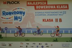 Tablica pamiątkowa z napisem "Najlepsza rowerowa klasa w Szkole Podstawowej nr 22 w kampanii "Rowerowy Maj" klasa IIb".