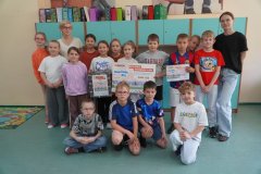 Grupowe zdjęcie uczniów klasy 2B wraz z wychowawczynią - panią Iwoną Spiek i nauczycielką współorganizującą kształcenie - panią Justyną Chyrzyńską.