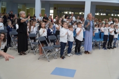 Pierwszoklasiści  w pozycji na baczność z wyciągniętymi prawymi rękami wspólnie z wychowawcami wygłaszają uroczystą formułę ślubowania na uczniów klas pierwszych.