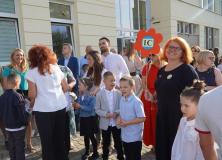 Uczniowie klas pierwszych wraz z Rodzicami gromadzący się na Placu Słonecznym przy swoich Wychowawcach.