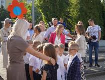 Uczniowie klas pierwszych wraz z Rodzicami gromadzący się na Placu Słonecznym przy swoich Wychowawcach.