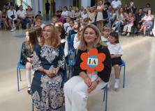 Wychowawcy kolejnych klas pierwszych, wraz ze swoimi  Uczniami i ich Rodzicami, po zajęciu miejsc siedzących na forum Szkoły.
