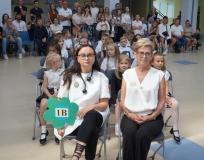 Wychowawcy kolejnych klas pierwszych, wraz ze swoimi  Uczniami i ich Rodzicami, po zajęciu miejsc siedzących na forum Szkoły.