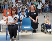 Wychowawcy kolejnych klas pierwszych, wraz ze swoimi  Uczniami i ich Rodzicami, po zajęciu miejsc siedzących na forum Szkoły.