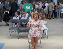 Wychowawcy kolejnych klas pierwszych, wraz ze swoimi  Uczniami i ich Rodzicami, po zajęciu miejsc siedzących na forum Szkoły.
