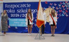 Członkowie pocztu sztandarowego Szkoły oraz osoba prowadząca uroczystość- p. Natalia Szwech, podczas śpiewu hymnu narodowego. 