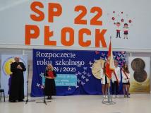 Dyrektor Szkoły- p. Marlena Błachowicz oraz Proboszcz Parafii św. Wojciecha w Płocku- ks. Jerzy Ławicki, przemawiający na forum Szkoły.