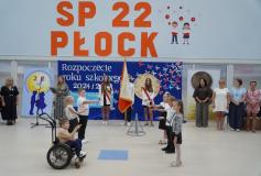 Uczniowie- przedstawiciele poszczególnych klas pierwszych, podczas uroczystego ślubowania.