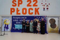 Pamiątkowe zdjęcie kadry kierowniczej Szkoły oraz zaproszonych Gości (od lewej: Wiceprezydent Miasta Płocka- p. Łukasz Jankowski, Dyrektor Szkoły- p. Marlena Błachowicz, Wicedyrektor Szkoły- p. Monika Przemyłska, Przewodniczący Rady Rodziców- p. Przemysław Zieliński, Wicedyrektor Szkoły- p. Agnieszka Gawlińska, Proboszcz Parafii św. Wojciecha w Płocku- ks. Jerzy Ławicki).
