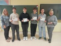 foto_5 Panie Dyrektor, Marlena Błachowicz i Monika Przemyłska wraz z  uczniami nalężącymi do grupy, która zajęła pierwsze miejsce