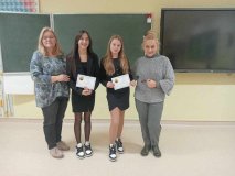 foto_6 Panie Dyrektor, Marlena Błachowicz i Monika Przemyłska wraz z  uczennicami nalężącymi do grupy, która zajęła drugie miejsce