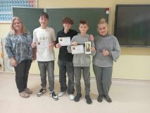 foto_7 Panie Dyrektor, Marlena Błachowicz i Monika Przemyłska wraz z  uczniami nalężącymi do grupy, która zajęła trzecie miejsce