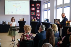 Występ wokalny uczennicy Zosi Chylińskiej z akompaniującym jej na gitarze panem Łukaszem Grockim przed publicznością finałowej  imprezy XX Powiatowego Konkursu Literackiego „Piszę książkę”.