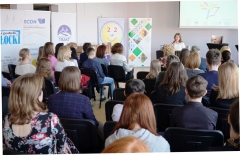 Występ wokalny uczennicy Zosi Chylińskiej z akompaniującym jej na gitarze panem Łukaszem Grockim przed publicznością finałowej  imprezy XX Powiatowego Konkursu Literackiego „Piszę książkę”.