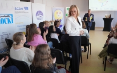 Dyrektor szkoły, pan Janusz Banasiak wita gości i uczestników XX Powiatowego Konkursu Literackiego „Piszę książkę”.