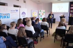 Dyrektor szkoły, pan Janusz Banasiak wita gości i uczestników XX Powiatowego Konkursu Literackiego „Piszę książkę”.