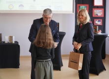 Dyrektor szkoły wraz z Dyrektor Wydziału Edukacji, panią Agnieszką Harabasz wręczają nagrody laureatom konkursu.