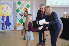 Dyrektor szkoły wraz z Dyrektor Wydziału Edukacji, panią Agnieszką Harabasz wręczają nagrody laureatom konkursu.