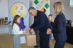 Dyrektor szkoły wraz z Dyrektor Wydziału Edukacji, panią Agnieszką Harabasz wręczają nagrody laureatom konkursu.