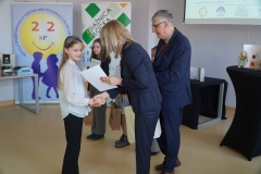 Dyrektor szkoły wraz z Dyrektor Wydziału Edukacji, panią Agnieszką Harabasz wręczają nagrody laureatom konkursu.
