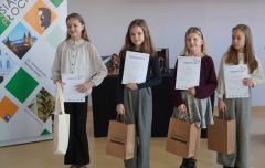Laureaci konkursu pozują do wspólnego zdjęcia.