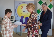 Dyrektor szkoły wraz z Dyrektor Książnicy Płockiej, pani Joanną Banasiak wręczają nagrody laureatom konkursu.