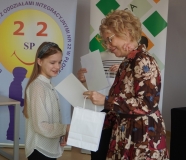 Dyrektor szkoły wraz z Dyrektor Książnicy Płockiej, pani Joanną Banasiak wręczają nagrody laureatom konkursu.