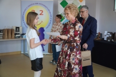Dyrektor szkoły wraz z Dyrektor Książnicy Płockiej, pani Joanną Banasiak wręczają nagrody laureatom konkursu.